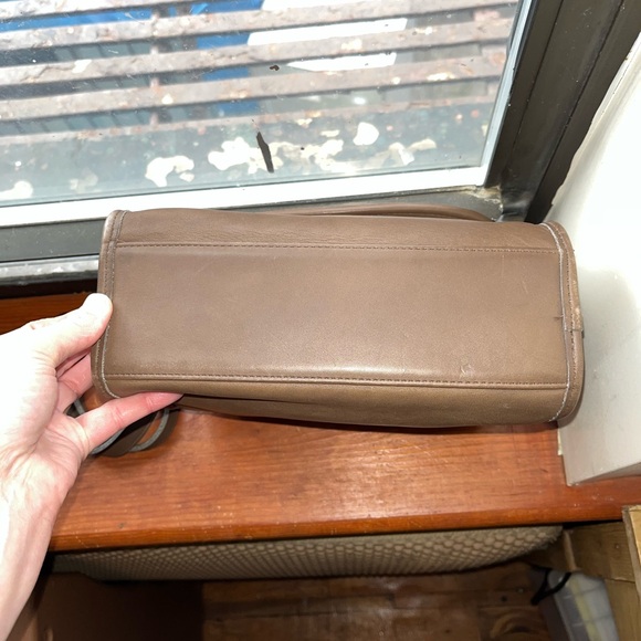 EUC Vintage Coach Manor Bag Taupe Leather Brass Hardware Style #9977 - Picture 8 of 10